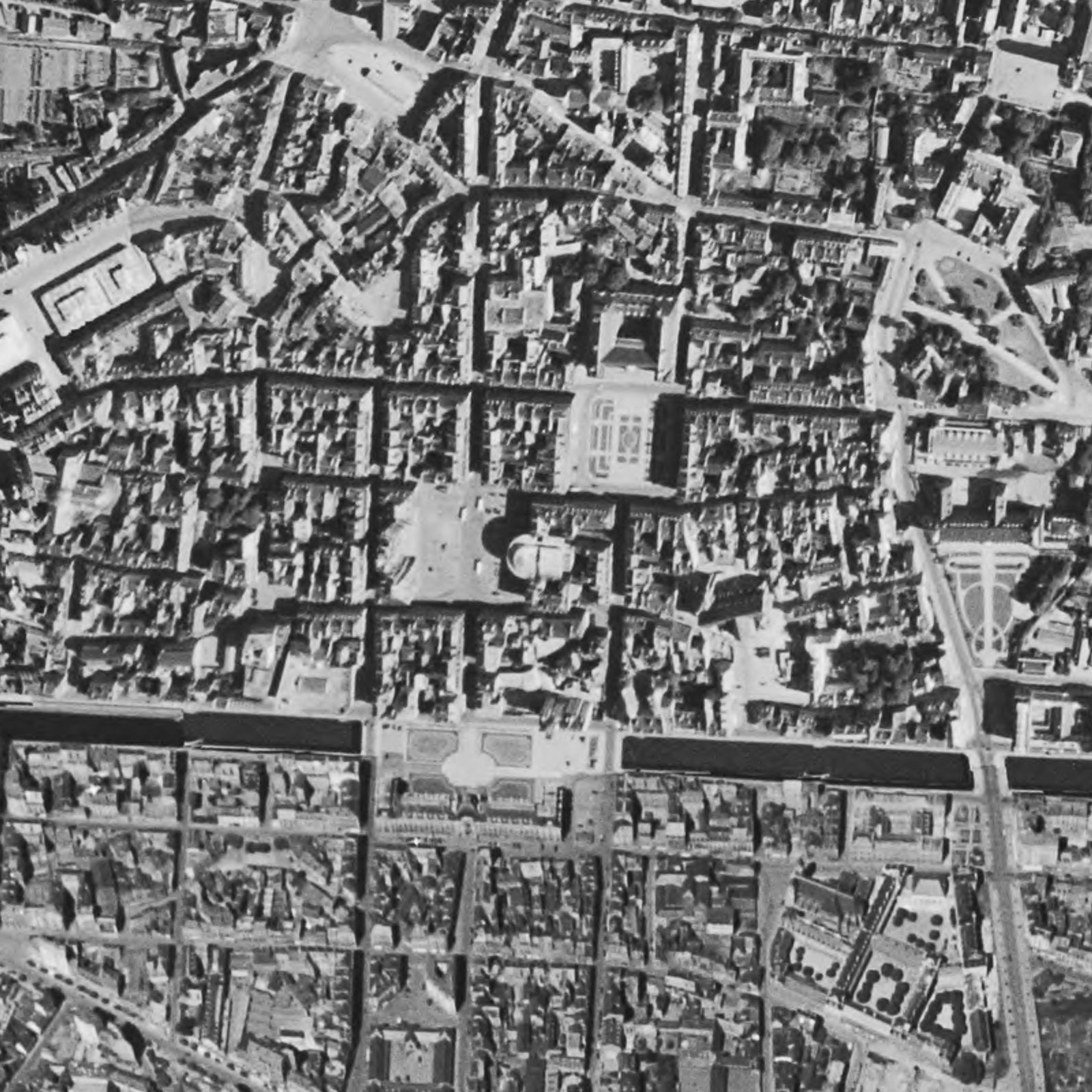 Le centre de Rennes vu du ciel en 1950 : l'opéra, la place de la Mairie et les toits serrés autour.